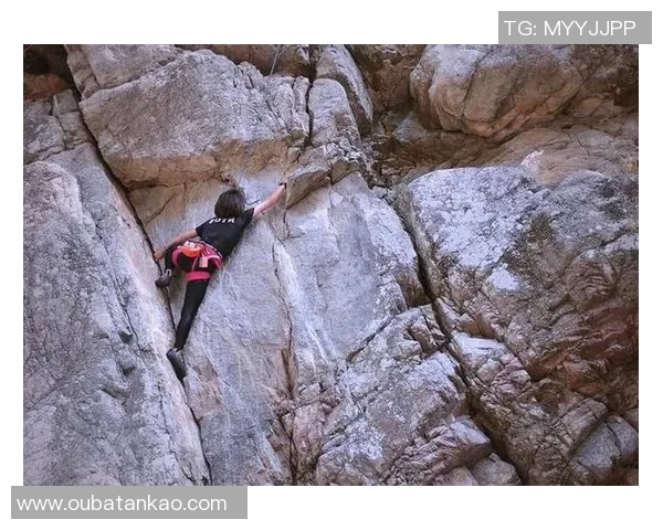 攀岩新手必看：从零基础到高手的全面入门指南与实用技巧分享