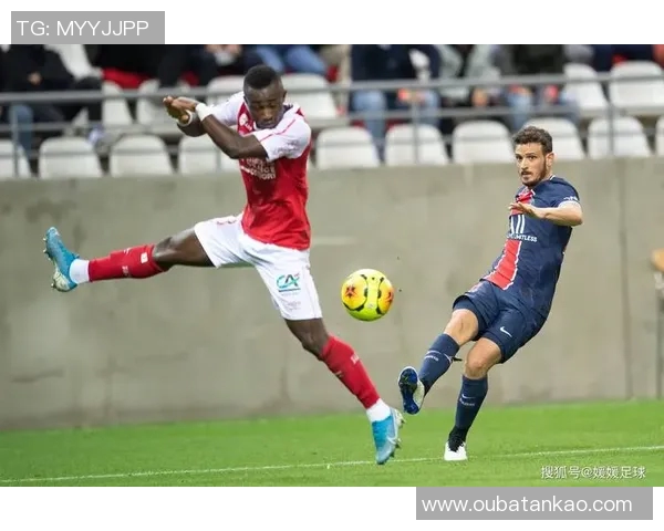 兰斯与斯特拉斯的激烈对决揭示足球战术与团队合作的精彩瞬间