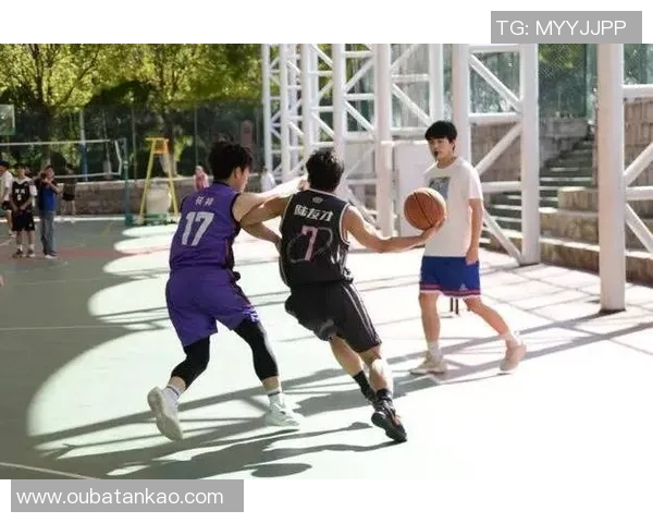 布朗尼带领青年队迎战强敌展现青春风采与竞技精神