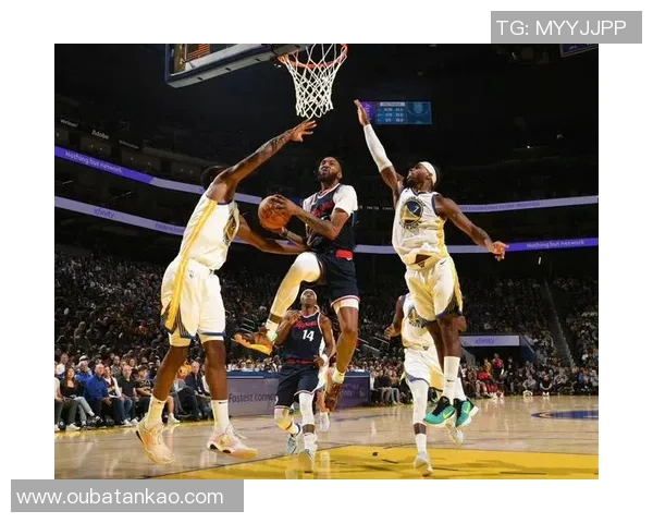 金州勇士与圣地牙哥快船的激烈对决展现篮球魅力与团队精神 金州勇士与圣地牙哥快船的激烈对决展现篮球魅力与团队精神